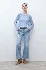 Sweater de manga larga color celeste claro, tejido en punto calado con diseño geométrico y cuello redondo.