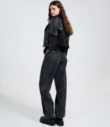 Pantalón de jeans para mujer, modelo baggy de cintura media, confeccionado en algodón con efecto deslavado. Presenta cinco bolsillos y cierre tradicional.