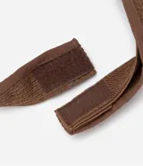 Visera de playa de paja color negro, con cierre de velcro ajustable.