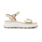 Sandalia con plataforma color beige y dorado, con tira ancha sobre los dedos y pulsera con hebilla al tobillo.