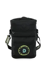 Mochila cilíndrica negra, tipo matera, con múltiples bolsillos frontales con cierre. Presenta un logo circular grande en verde neón con una 'D' estilizada y un globo terráqueo. Las correas son negras con texto en verde neón.