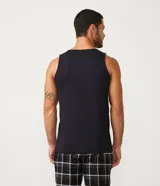 Musculosa deportiva básica de hombre, color negro liso, con escote redondo y sisas amplias.