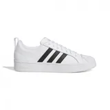 Championes Adidas Streetcheck de cuero sintético blanco con las tres tiras clásicas de Adidas en negro.