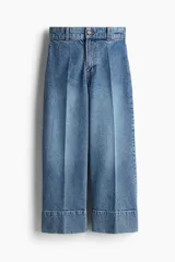 Pantalón de jean celeste de corte ancho, tiro alto y largo cropped.