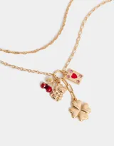 Set de 2 collares cortos dorados con dijes colgantes: cerezas rojas, oso dorado, naipe de corazón y trébol de cuatro hojas dorado.