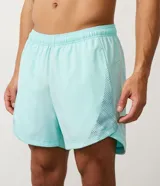 Bermuda deportiva celeste con detalles de recortes laterales con estampado de puntos.