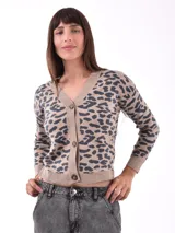 Cárdigan color beige con estampado animal print en tonos grises, con cuello en V y cierre frontal con botones marrones.