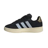Championes Adidas Grand Court Alpha negros con las tres tiras laterales en celeste y detalle dorado en el talón.