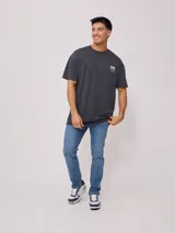 Remera color crudo de algodón con estampa en la espalda con motivos playeros y la frase "Surf Island Rusty Go".