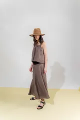 Falda larga marrón de lino, corte evasé y cintura elastizada.