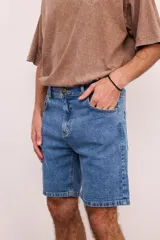 Bermuda de jean clásica color azul.