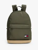 Mochila Tommy Jeans Essential color verde militar con base color beige. Tiene un compartimento principal con cierre, un bolsillo frontal con cierre, asa superior y correas acolchadas ajustables.