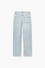 Pantalón de jean gris de corte recto, tiro alto y largo hasta el tobillo.