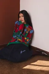 Sweater tejido con diseño jacquard multicolor inspirado en la receta de la pasta frola, con cuello, puños y ruedo en color verde.