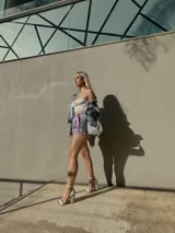 Minifalda con flecos y short debajo, color lila con strass y cinturón.