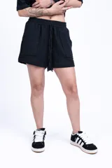 Short de tela color crema con cintura elastizada y cordón ajustable.