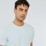 Remera celeste de seersucker con cuello redondo y mangas cortas.