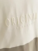 Camiseta color marrón con bloque central color crema con la palabra 'Originals' bordada.