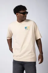 Remera negra de corte oversize con estampado en el pecho que reinterpreta la obra de Claude Monet.