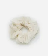 Scrunchie de tela laise color crema con diseño calado.
