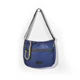 Bandolera azul con correa negra regulable, cierre superior y bolsillo frontal con cierre.