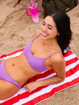 Top de bikini color verde azulado, de corte clásico con escote en V y tirantes finos ajustables.