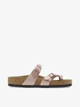 Sandalias Birkenstock modelo Mayari, color oro rosa metálico, con dos tiras finas ajustables con hebilla y plantilla anatómica de corcho.