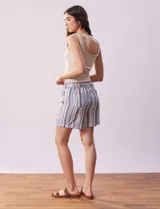 Short de lino estampado a rayas verticales grises, con pretina elastizada y cordón de ajuste.
