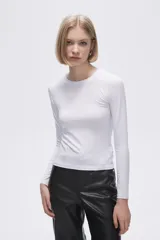 Remera gris de poliéster, de manga larga, corte ajustado y cuello redondo.