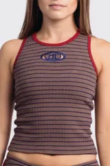 Short de punto marrón con rayas horizontales azul marino y ribete rojo.