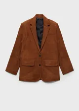 Chaqueta marrón de piel caprina con cuello de pico con solapa, diseño recto, cierre delantero con botones, forro interior, manga larga y dos bolsillos de solapa en la parte frontal.