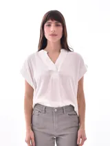 Blusa blanca de mangas cortas con escote en V.