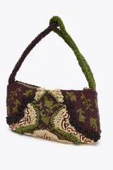 Bolso de hombro con cuerpo tejido y detalles de abalorios en tonos marrón, verde y beige. Cuenta con bolsillo interior y cierre de cremallera.