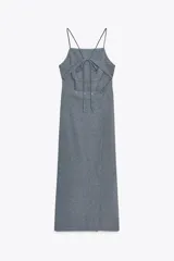 Vestido midi de tirantes finos color gris, con escote recto y espalda descubierta con tirantes cruzados.