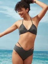Conjunto de bikini negro brillante con corpiño triangular con tirantes finos y bombacha de corte clásico con tiras laterales.
