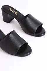 Sandalia color piel de cuero vacuno, con diseño minimalista y elegante. Su capellada amplia brinda buen agarre al pie y su plantilla pullman asegura una pisada acolchada y extra confortable. El taco ancho de 6,5 cm aporta altura y estabilidad, mientras que el forro y la plantilla en cuero garantizan frescura y durabilidad.