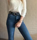 Cinturón negro de cuero con hebilla plateada y apliques de estrellas plateadas.