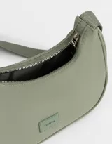 Bandolera tipo baguette de tela deportiva color negro con asa de hombro y cierre superior.