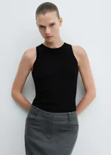 Musculosa blanca de tejido de punto fino con cuello redondo y tirantes anchos.