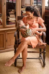 Vestido corto color salmón con paneles laterales en marrón. Cuenta con doble escote para facilitar la lactancia, bolsillos laterales y bajos redondeados.