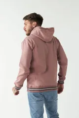 Buzo canguro azul marino con capucha ajustable con cordones, bolsillo tipo canguro, puños a rayas y logo estampado al frente.