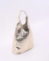 Bolso de hombro color borgoña, hecho de cuero gamuzado, con tachas plateadas verticales.