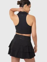 Top deportivo negro con cuello polo y corte cropped.