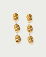 Aros colgantes dorados con tres piezas irregulares con textura martillada unidas por pequeñas argollas.