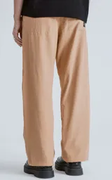 Pantalón recto beige de microfibra suave al tacto, con cintura elastizada, bolsillos traseros con tapa, botón y cierre.