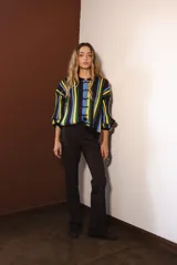 Cardigan tejido con lurex a rayas verticales de colores azul, amarillo, verde y borgoña, con cierre frontal de botones forrados.