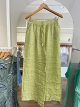 Pantalón palazzo blanco de lino, con cintura elástica.