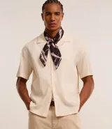 Pañuelo masculino de viscosa con estampado estilo shibori en tonos blanco y negro.