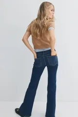Pantalón de jean acampanado de tiro bajo, color azul oscuro.