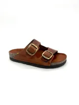 Sandalias de cuero marrón con doble tira ajustable con hebilla dorada y suela de goma.